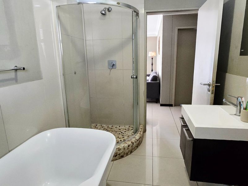 Modern 2 Bedroom Apartment in Secure Lifestyle Estate on the Bedfordview Border - Photo 7