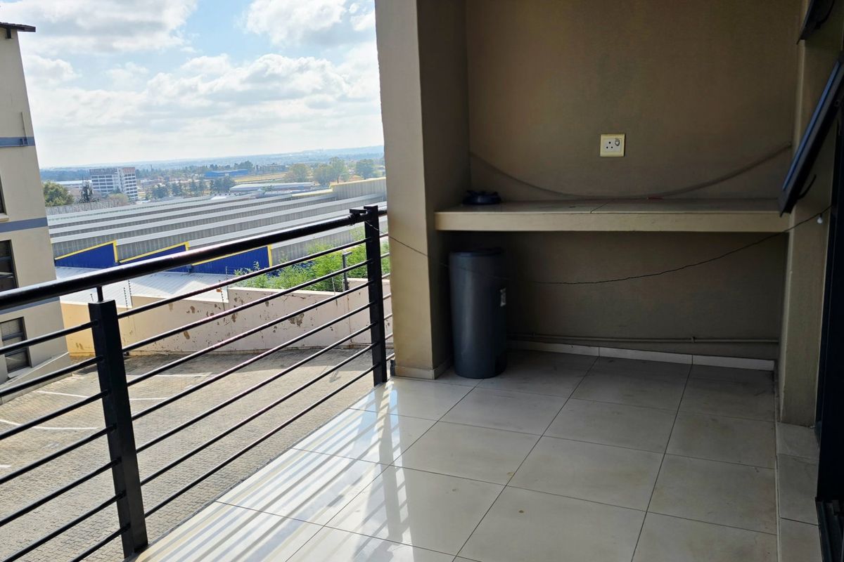 Modern 2 Bedroom Apartment in Secure Lifestyle Estate on the Bedfordview Border - Photo 4