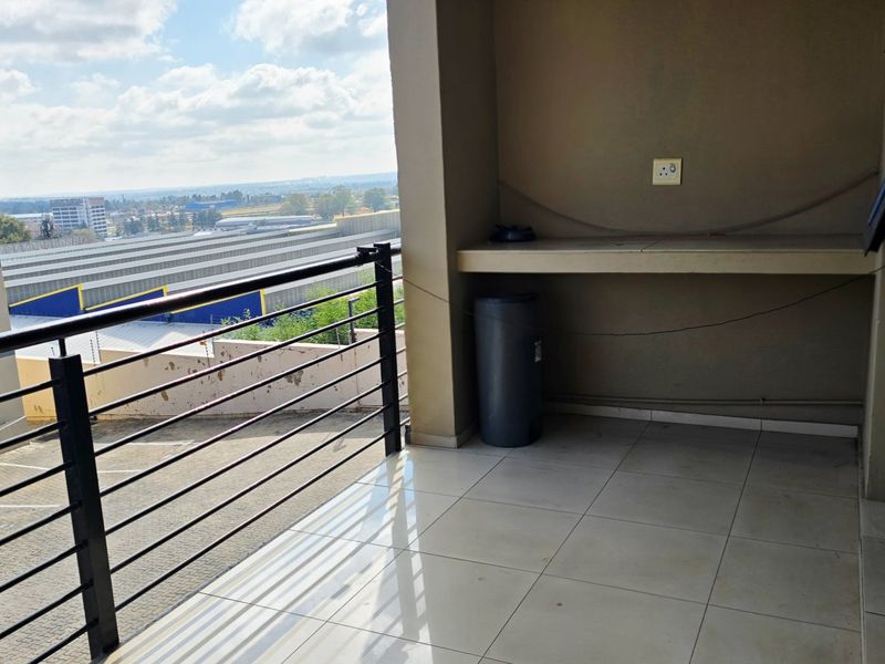Modern 2 Bedroom Apartment in Secure Lifestyle Estate on the Bedfordview Border - Photo 4