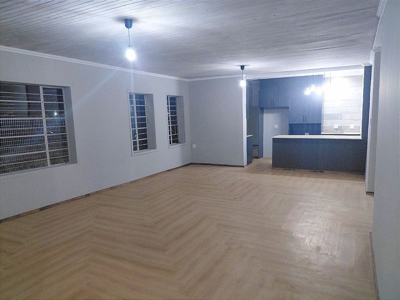 Newly Renovated Family Home with Self-Contained Flatlet - Photo 10