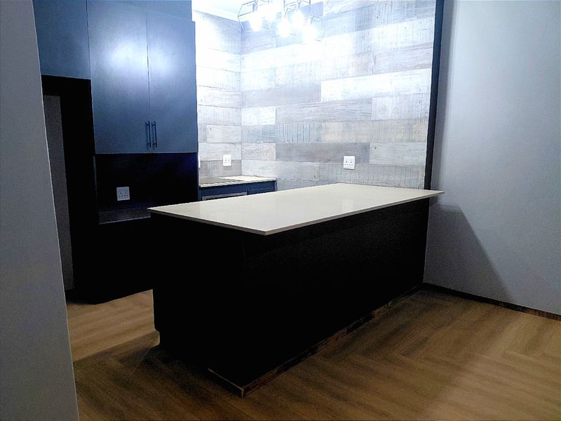 Newly Renovated Family Home with Self-Contained Flatlet - Photo 4