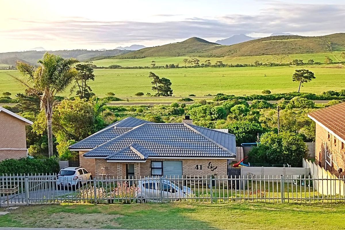 Spacious and Stylish Living in Fraaiuitsig - Photo 2
