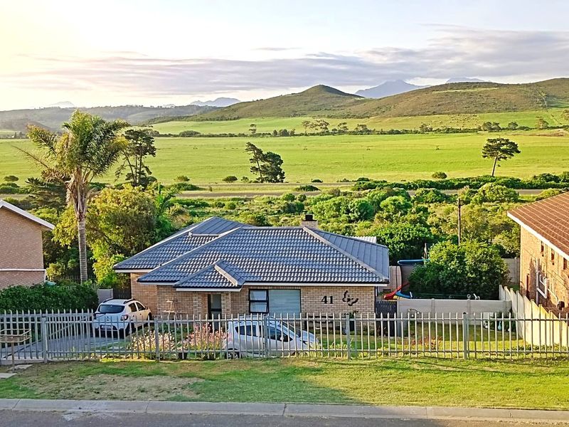 Spacious and Stylish Living in Fraaiuitsig - Photo 2
