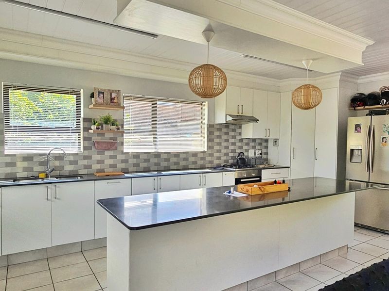 Spacious and Stylish Living in Fraaiuitsig - Photo 10