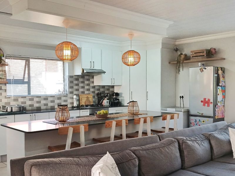 Spacious and Stylish Living in Fraaiuitsig - Photo 8
