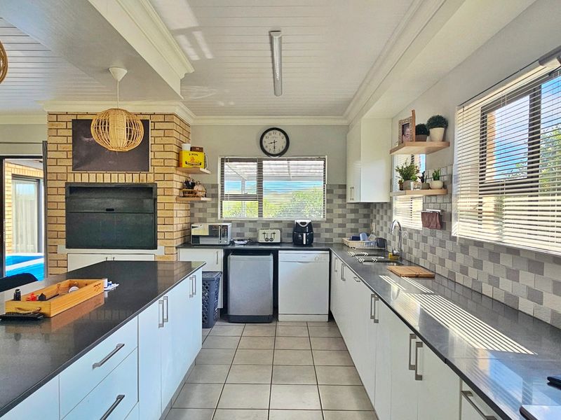 Spacious and Stylish Living in Fraaiuitsig - Photo 4