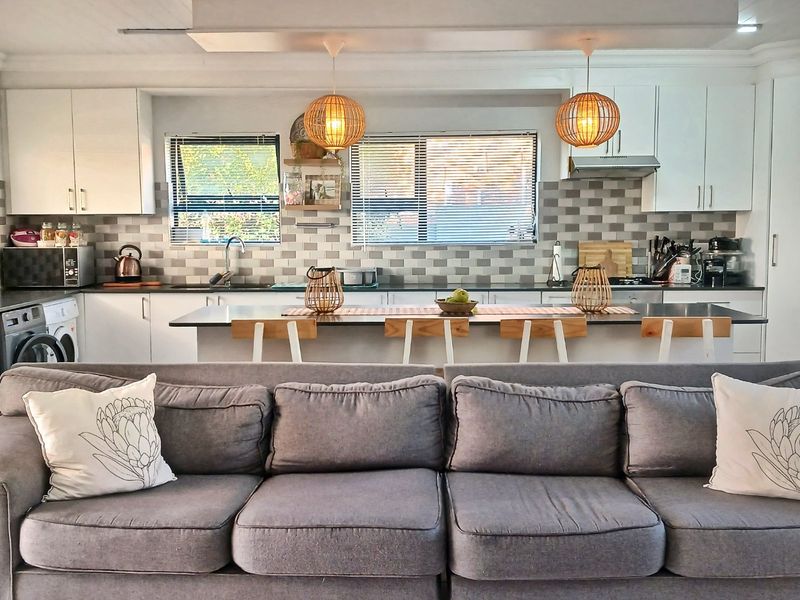 Spacious and Stylish Living in Fraaiuitsig - Photo 9