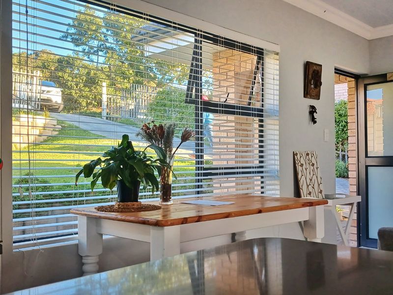 Spacious and Stylish Living in Fraaiuitsig - Photo 6