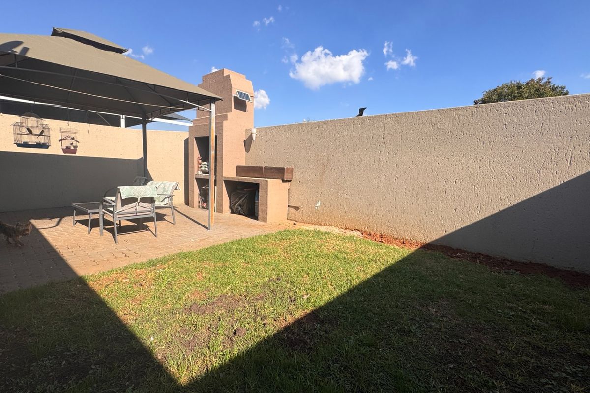 Fantastic unit in a secure development - Three Rivers Proper. - Photo 3
