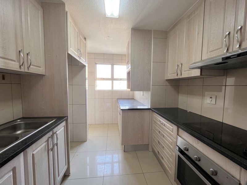 3-Bedroom  Durban Beachfront Apartment with Panoramic Sea & City Views - Photo 5
