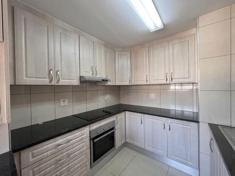 3-Bedroom  Durban Beachfront Apartment with Panoramic Sea & City Views - Photo 4