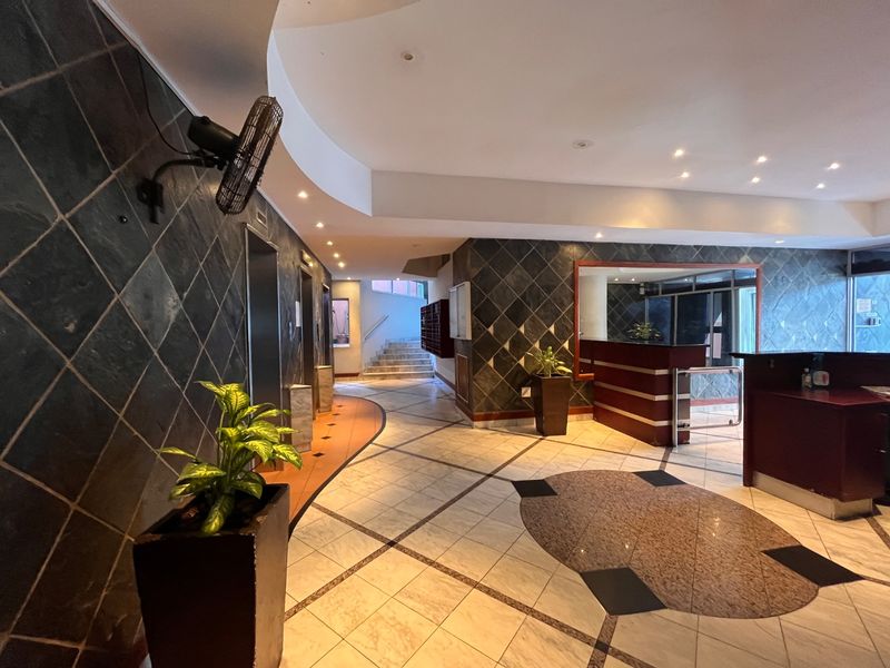 3-Bedroom  Durban Beachfront Apartment with Panoramic Sea & City Views - Photo 3