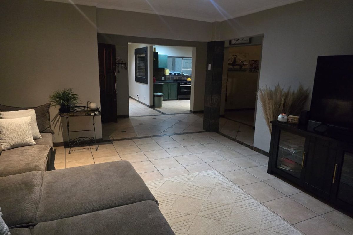 Spacious Family Home with Granny Flat - Photo 5