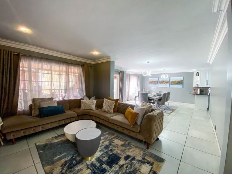 Timeless Victorian Elegance Meets Modern Comfort - Photo 2