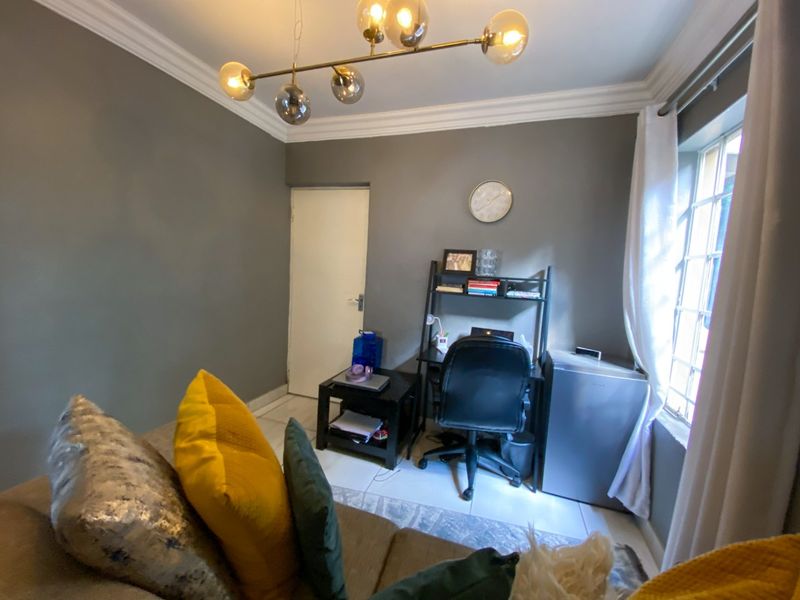 Timeless Victorian Elegance Meets Modern Comfort - Photo 4