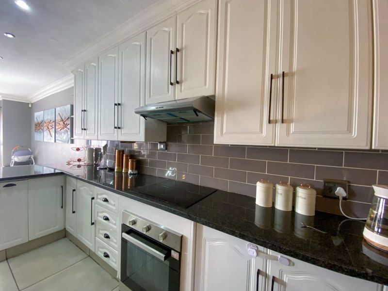 Timeless Victorian Elegance Meets Modern Comfort - Photo 5
