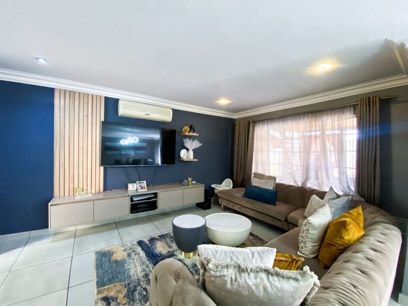 Timeless Victorian Elegance Meets Modern Comfort - Photo 9
