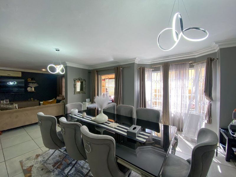 Timeless Victorian Elegance Meets Modern Comfort - Photo 6