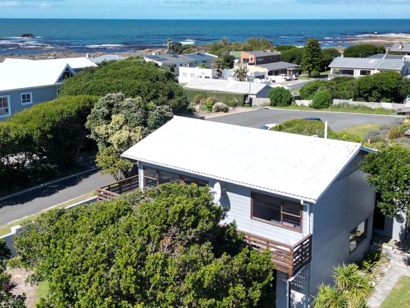 For Sale: House that is located 150m from the sea. - Photo 1