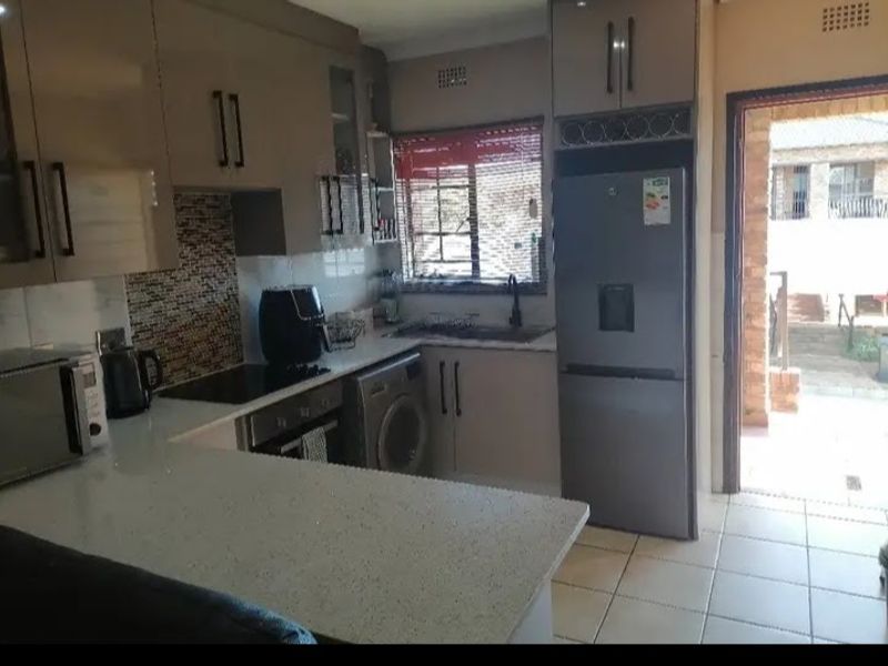 Two bed flat in Sonneveld Brakpan - Photo 2
