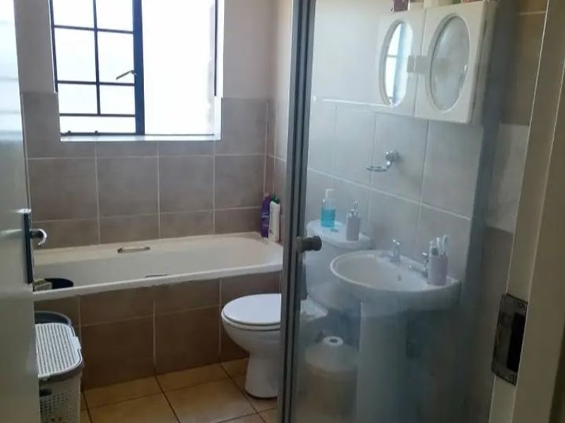 Two bed flat in Sonneveld Brakpan - Photo 8