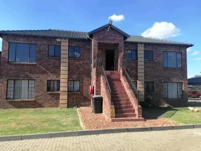 Two bed flat in Sonneveld Brakpan - Photo 1