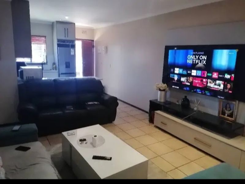 Two bed flat in Sonneveld Brakpan - Photo 3