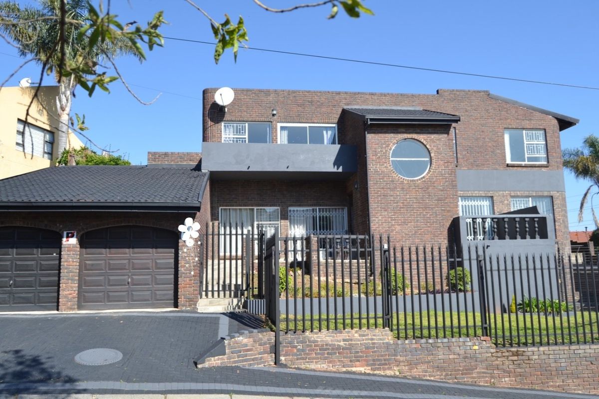 6 BEDROOM MOUNTAIN TOP DOUBLE STOREY HOUSE FOR SALE IN HELDERKRUIN  - Photo 2