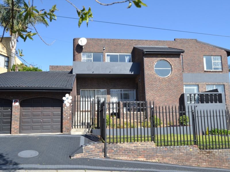 6 BEDROOM MOUNTAIN TOP DOUBLE STOREY HOUSE FOR SALE IN HELDERKRUIN  - Photo 2