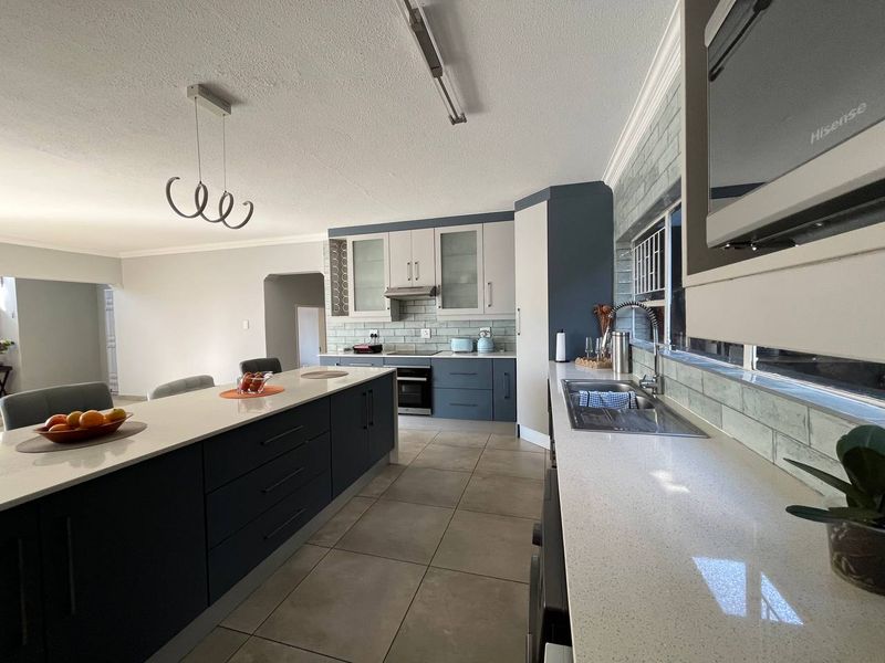 6 BEDROOM MOUNTAIN TOP DOUBLE STOREY HOUSE FOR SALE IN HELDERKRUIN  - Photo 5