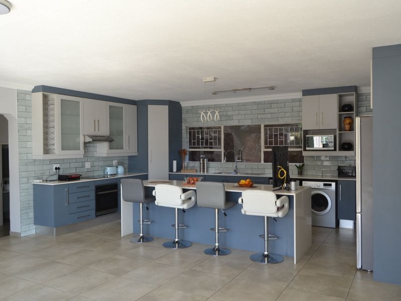 6 BEDROOM MOUNTAIN TOP DOUBLE STOREY HOUSE FOR SALE IN HELDERKRUIN  - Photo 8