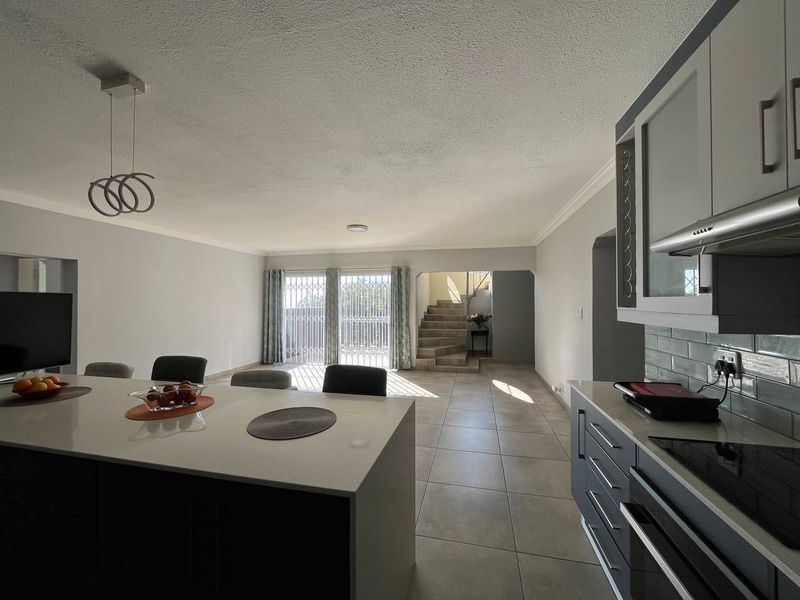 6 BEDROOM MOUNTAIN TOP DOUBLE STOREY HOUSE FOR SALE IN HELDERKRUIN  - Photo 7