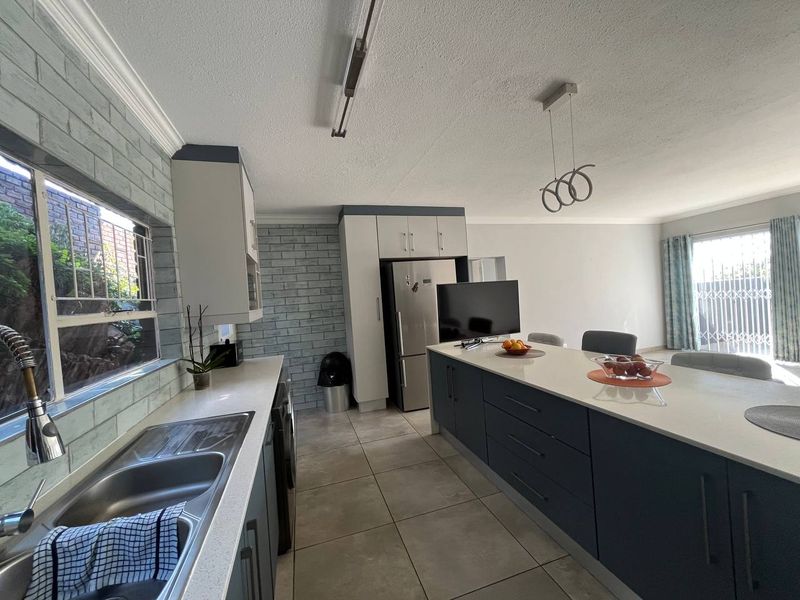 6 BEDROOM MOUNTAIN TOP DOUBLE STOREY HOUSE FOR SALE IN HELDERKRUIN  - Photo 6