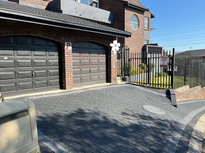 6 BEDROOM MOUNTAIN TOP DOUBLE STOREY HOUSE FOR SALE IN HELDERKRUIN  - Photo 1