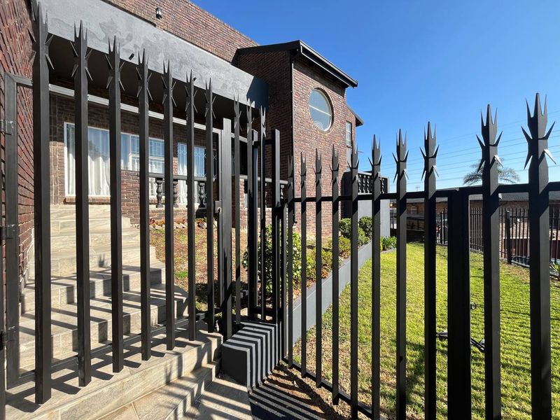 6 BEDROOM MOUNTAIN TOP DOUBLE STOREY HOUSE FOR SALE IN HELDERKRUIN  - Photo 3