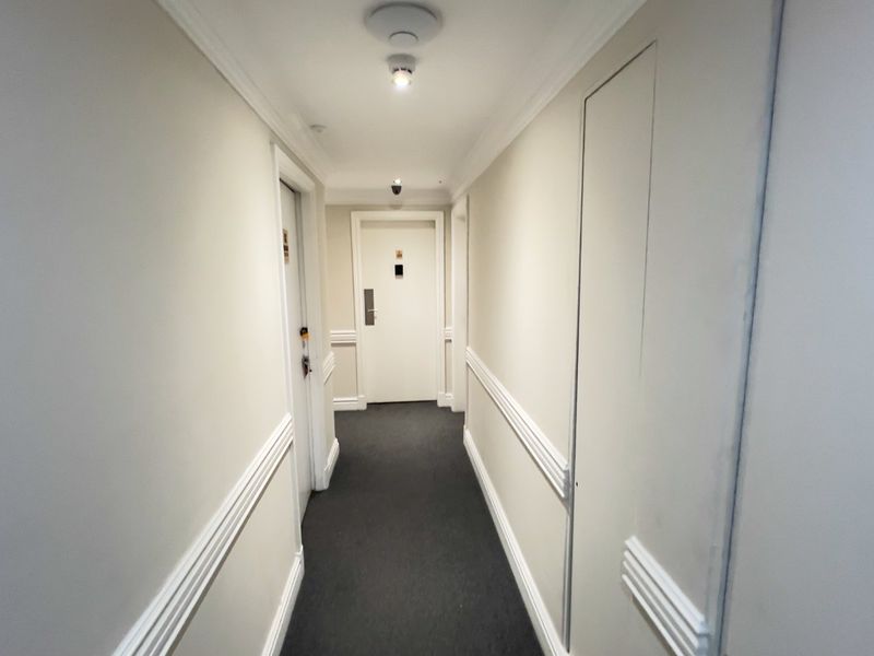 Cape Town City Centre: Cozy Studio Flat with Fibre  - Photo 3
