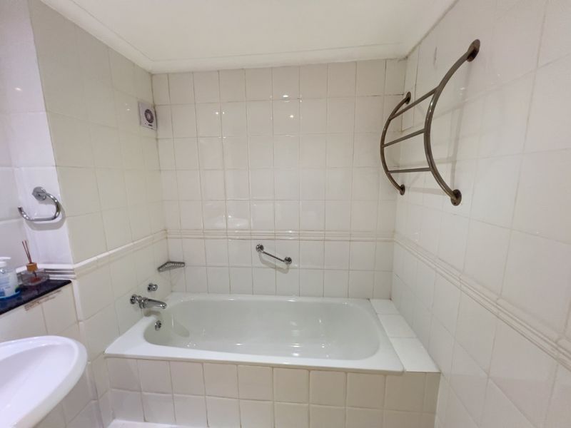 Cape Town City Centre: Cozy Studio Flat with Fibre  - Photo 10