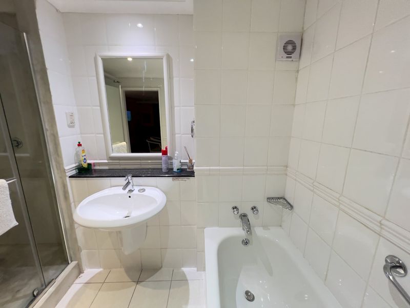 Cape Town City Centre: Cozy Studio Flat with Fibre  - Photo 9