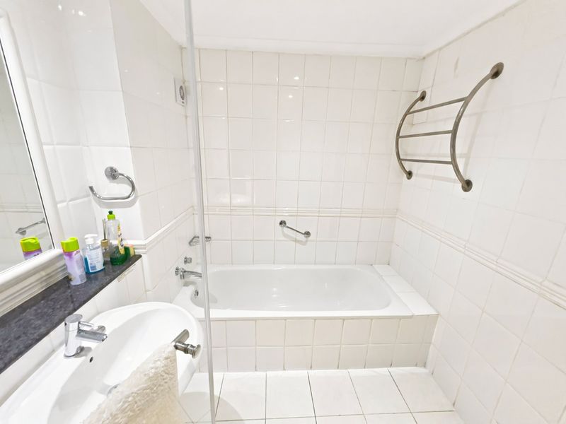 Ryk Tulbagh Square Cozy Studio Apartment with 24 hour security. - Photo 4