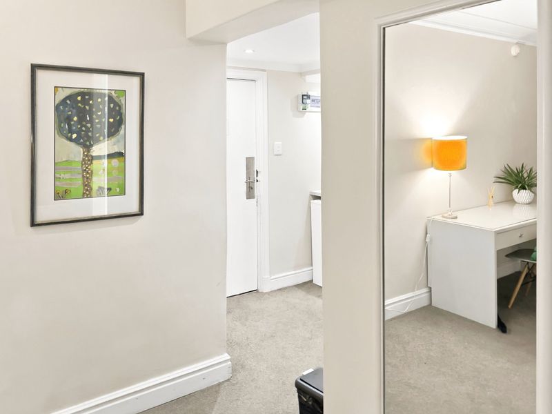Ryk Tulbagh Square Cozy Studio Apartment with 24 hour security. - Photo 6