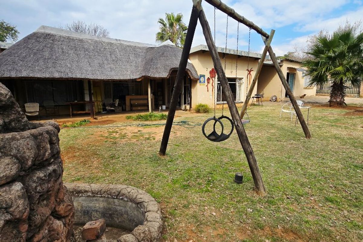 Spacious Property with Flatlet and Huge Potential in Elandia, Klerksdorp - Photo 2
