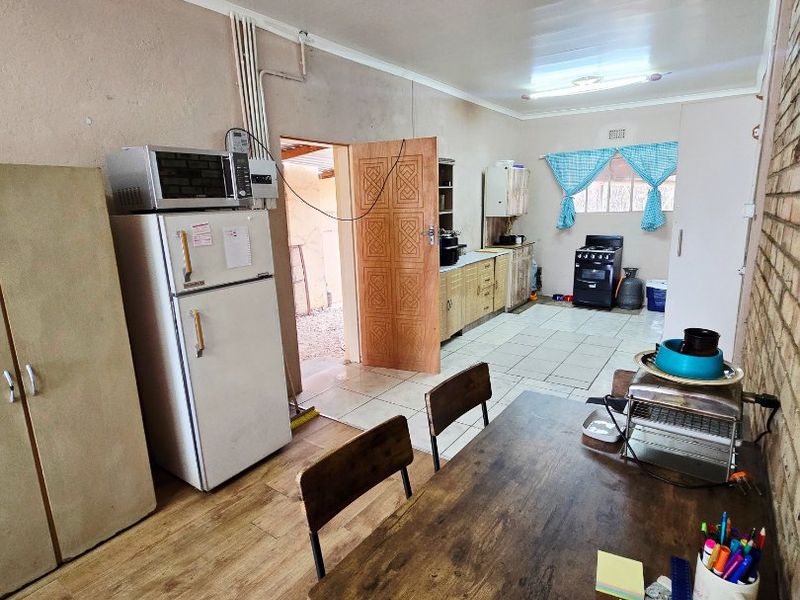 Spacious Property with Flatlet and Huge Potential in Elandia, Klerksdorp - Photo 5