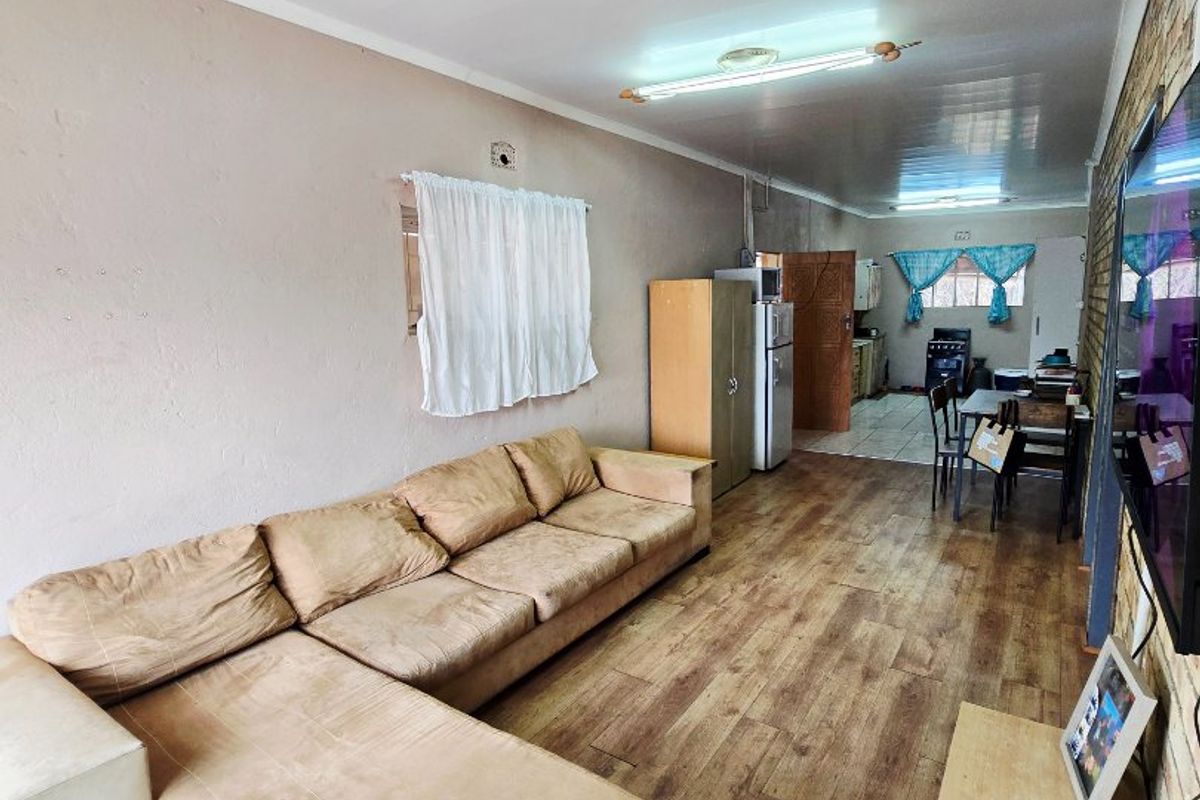 Spacious Property with Flatlet and Huge Potential in Elandia, Klerksdorp - Photo 3