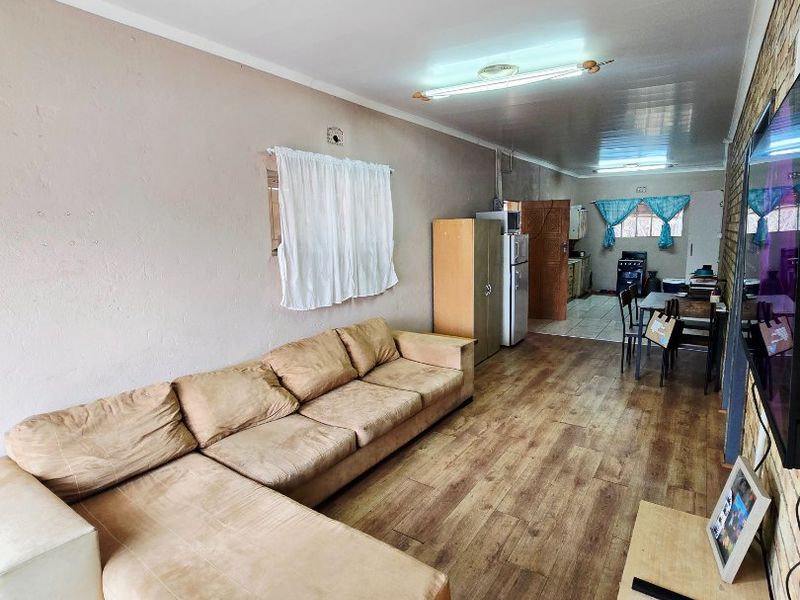 Spacious Property with Flatlet and Huge Potential in Elandia, Klerksdorp - Photo 3