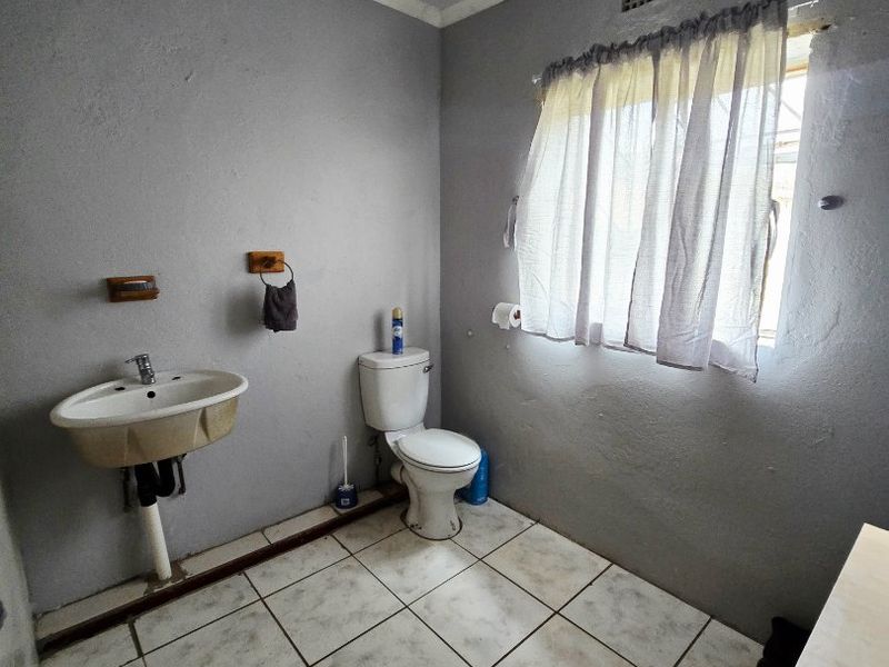 Spacious Property with Flatlet and Huge Potential in Elandia, Klerksdorp - Photo 10