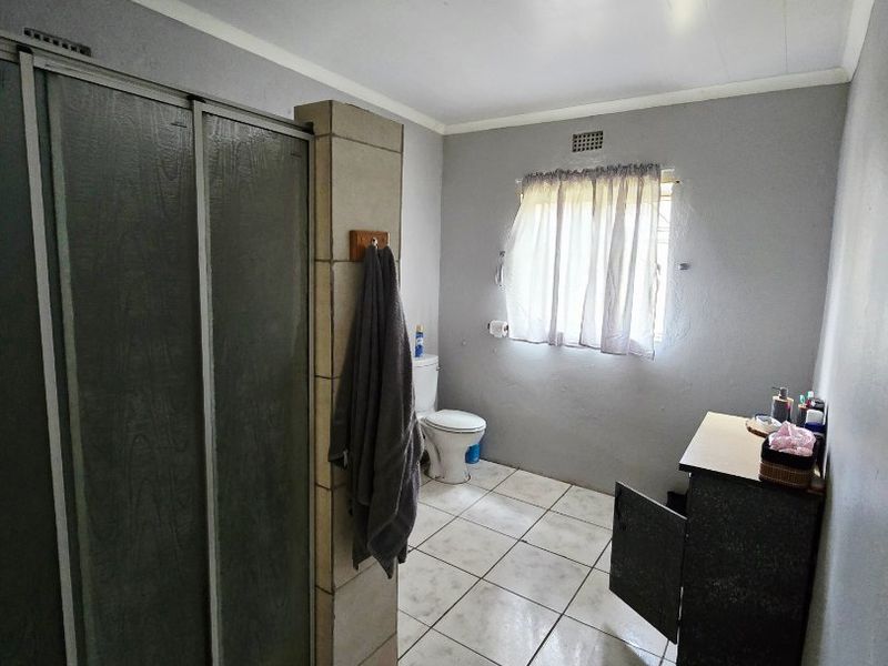 Spacious Property with Flatlet and Huge Potential in Elandia, Klerksdorp - Photo 9