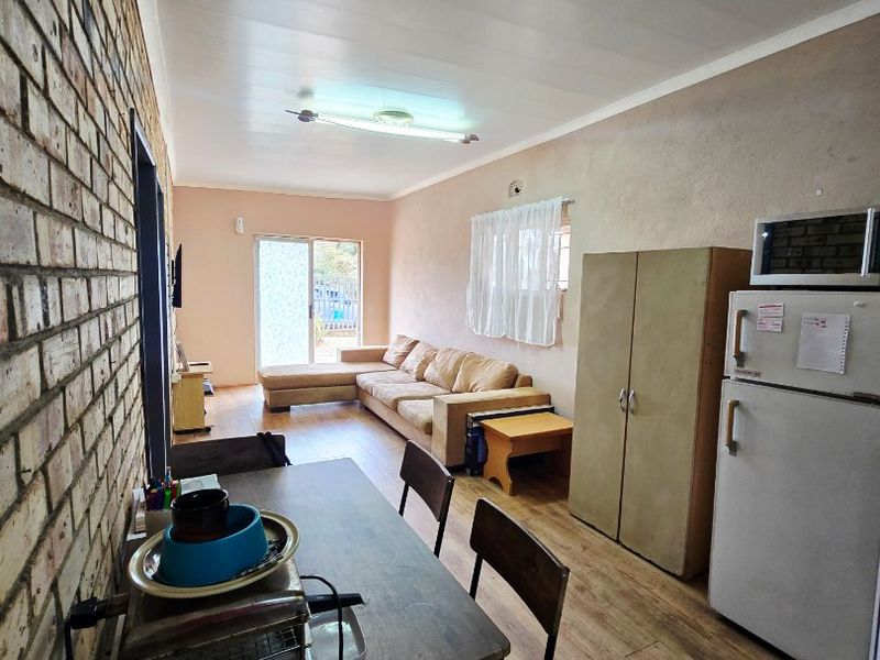 Spacious Property with Flatlet and Huge Potential in Elandia, Klerksdorp - Photo 8