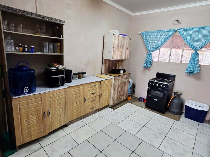 Spacious Property with Flatlet and Huge Potential in Elandia, Klerksdorp - Photo 6