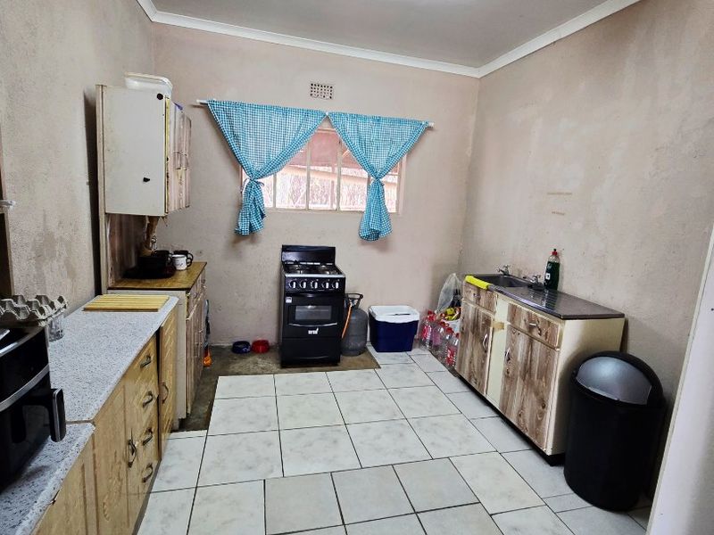 Spacious Property with Flatlet and Huge Potential in Elandia, Klerksdorp - Photo 7