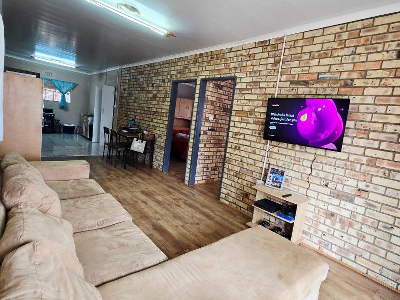 Spacious Property with Flatlet and Huge Potential in Elandia, Klerksdorp - Photo 4